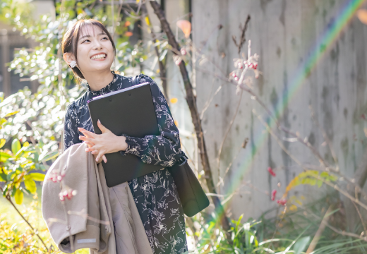 帰宅する女性